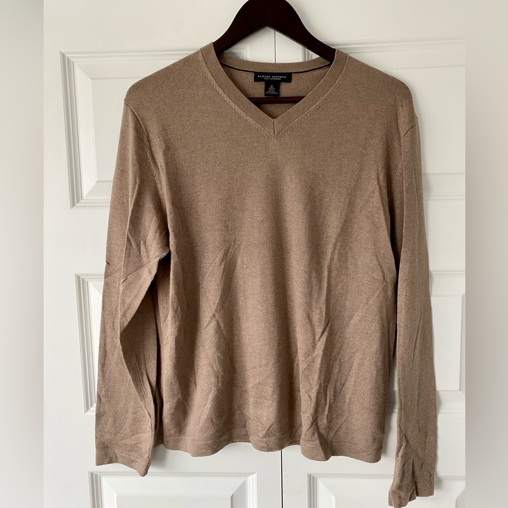 Banana Republic silk cashmere men’s v-neck sweater cappuccino color!  Medium.